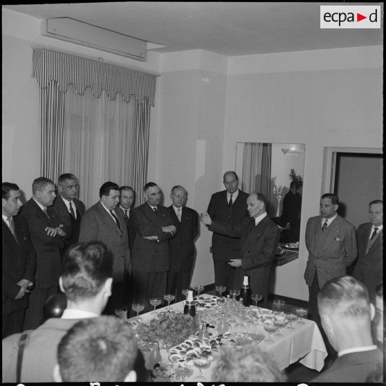 Repas et réunion de l'association des fils de tués. [Description en cours]