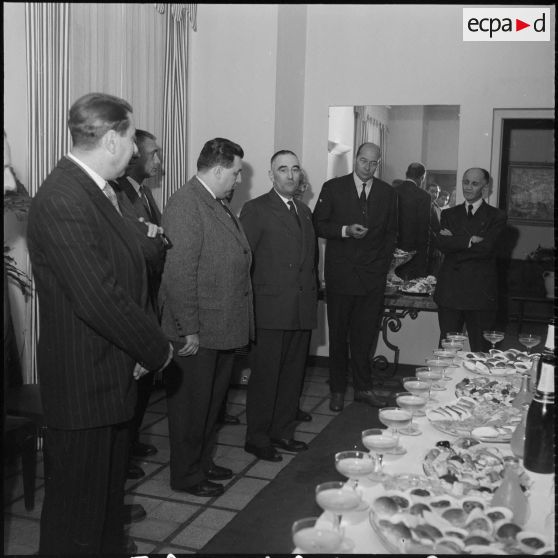 Repas et réunion de l'association des fils de tués. [Description en cours]