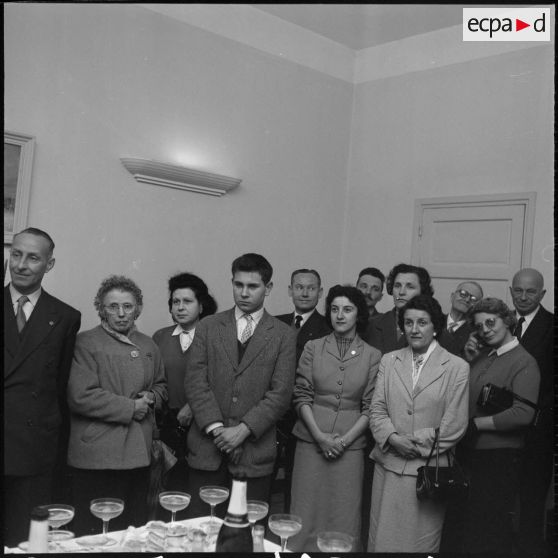 Repas et réunion de l'association des fils de tués. [Description en cours]