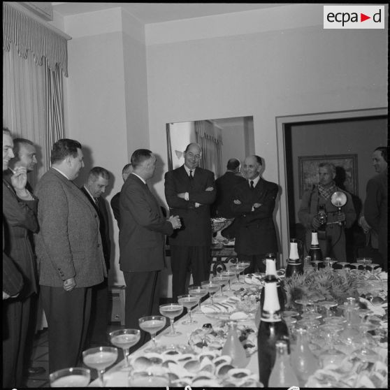 Repas et réunion de l'association des fils de tués. [Description en cours]