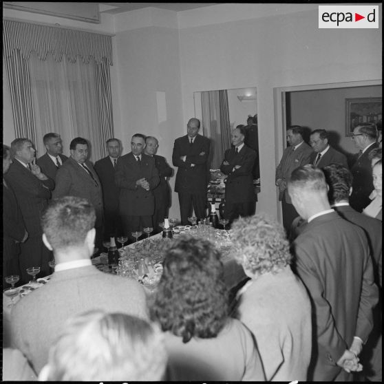 Repas et réunion de l'association des fils de tués. [Description en cours]