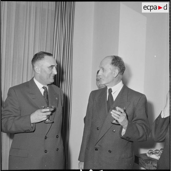 Repas et réunion de l'association des fils de tués. [Description en cours]