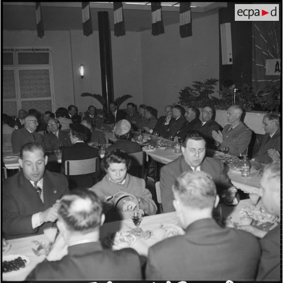 Repas et réunion de l'association des fils de tués. [Description en cours]