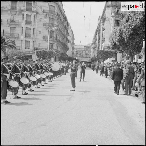 L’association des fils de tués au monument aux morts d’Alger. [Description en cours]