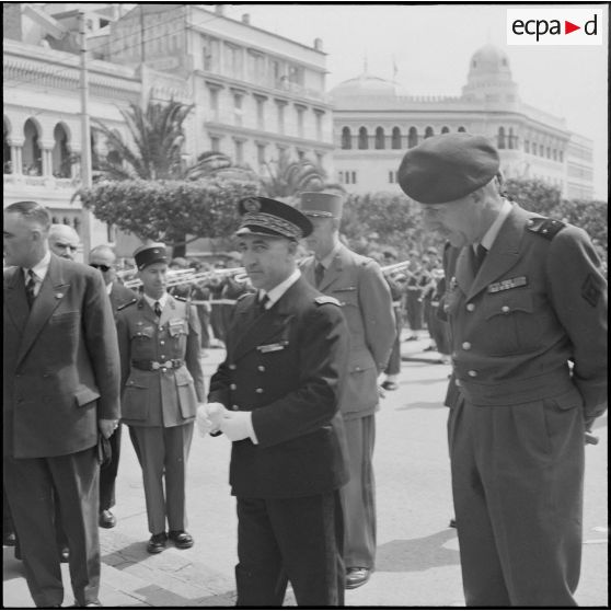 L’association des fils de tués au monument aux morts d’Alger. [Description en cours]