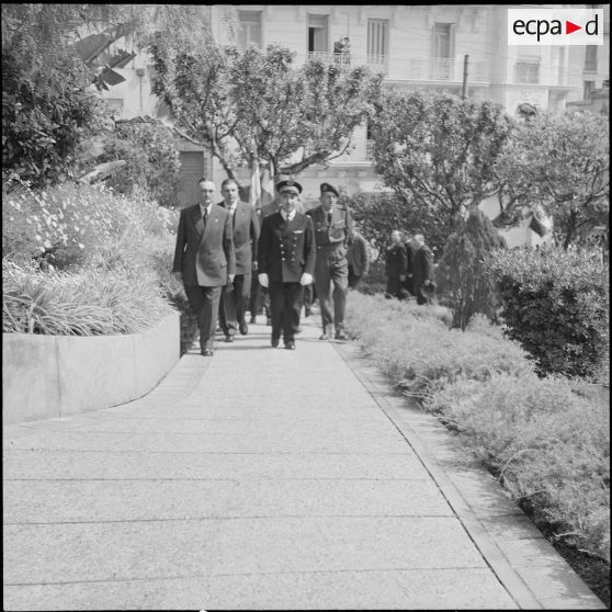 L’association des fils de tués au monument aux morts d’Alger. [Description en cours]