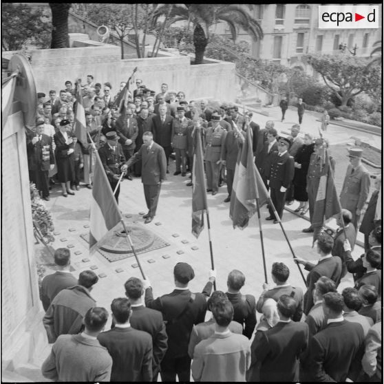 L’association des fils de tués au monument aux morts d’Alger. [Description en cours]