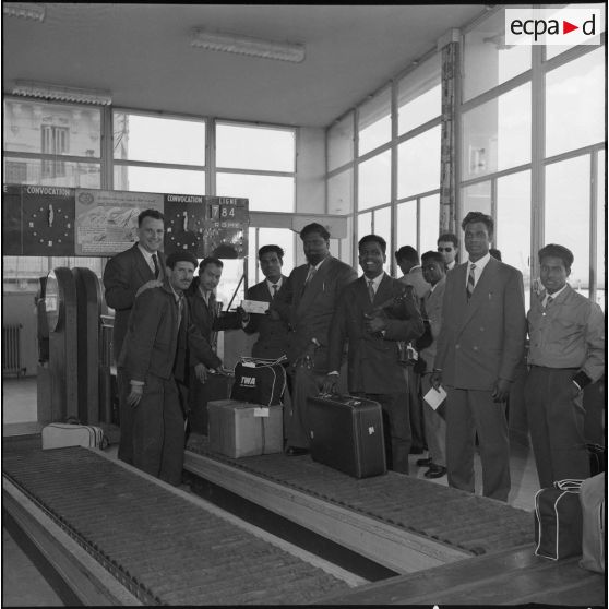 Civils dans un aéroport. [Description en cours]