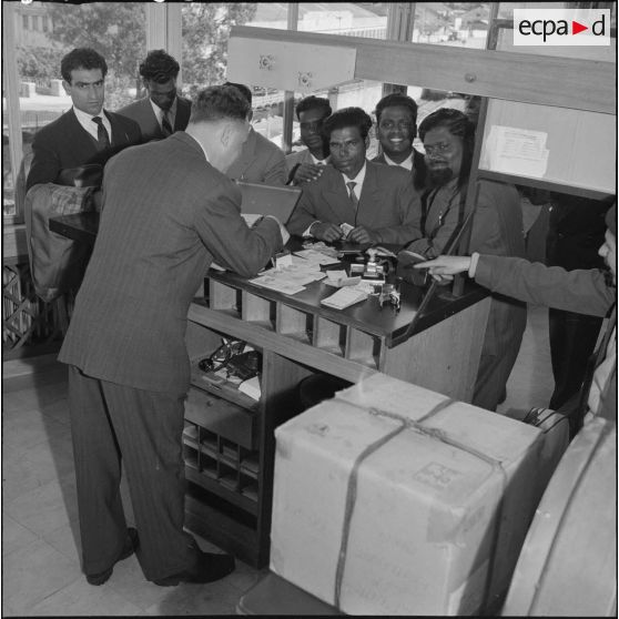 Civils dans un aéroport. [Description en cours]