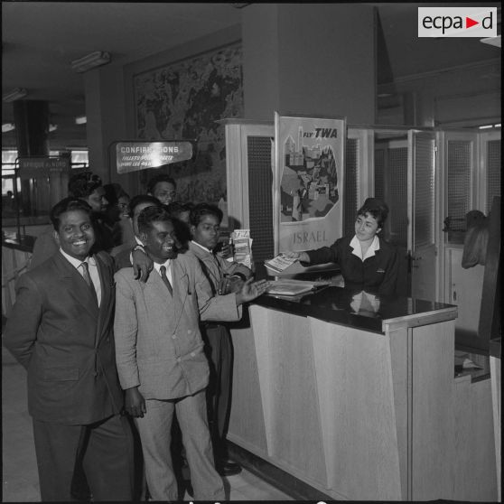 Civils dans un aéroport. [Description en cours]