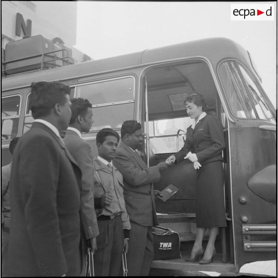 Civils dans un aéroport. [Description en cours]