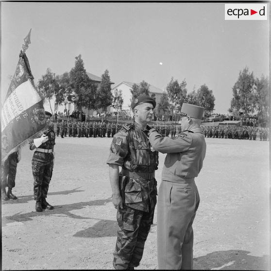 Passation de commandement au 2ème régiment de parachutistes coloniaux (RPC). [Description en cours]