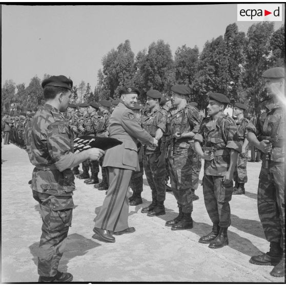 Passation de commandement au 2ème régiment de parachutistes coloniaux (RPC). [Description en cours]