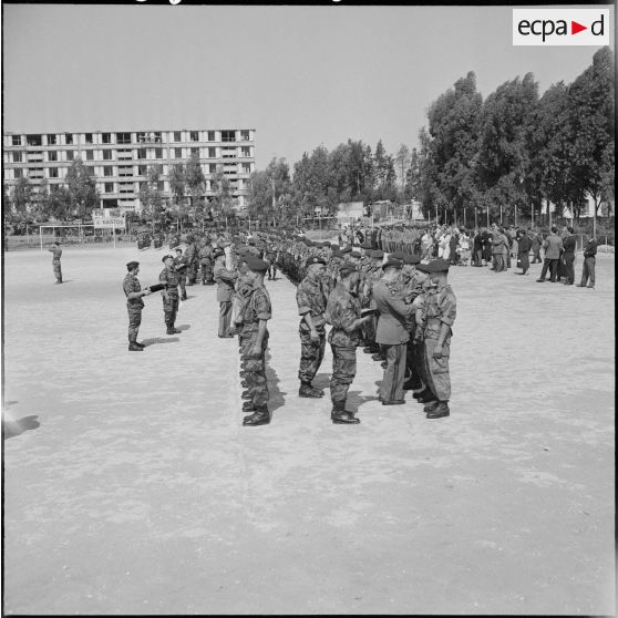 Passation de commandement au 2ème régiment de parachutistes coloniaux (RPC). [Description en cours]