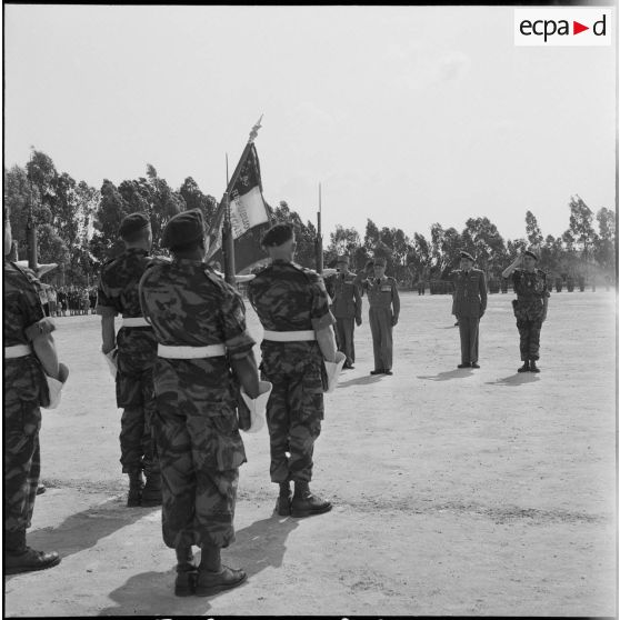 Passation de commandement au 2ème régiment de parachutistes coloniaux (RPC). [Description en cours]