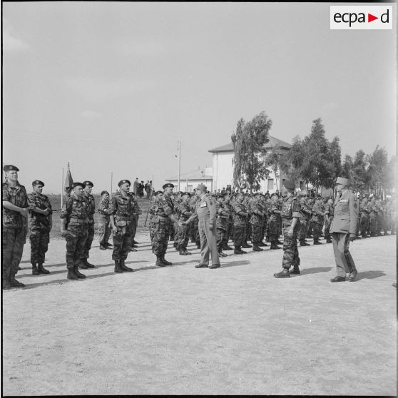 Passation de commandement au 2ème régiment de parachutistes coloniaux (RPC). [Description en cours]