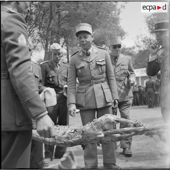 Fêtes de l'Aïd El-Seghir au CIABC (Centre d'instruction de l'arme blindée-cavalerie). [Description en cours]