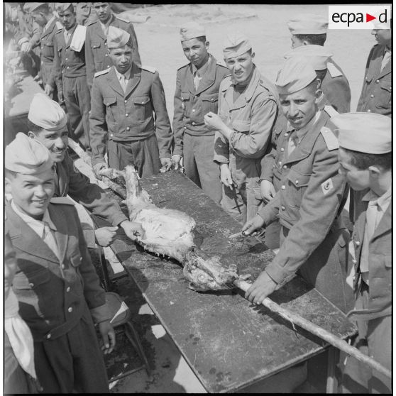 Fêtes de l'Aïd El-Seghir au CIABC (Centre d'instruction de l'arme blindée-cavalerie). [Description en cours]