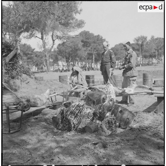 Fêtes de l'Aïd El-Seghir au CIABC (Centre d'instruction de l'arme blindée-cavalerie). [Description en cours]