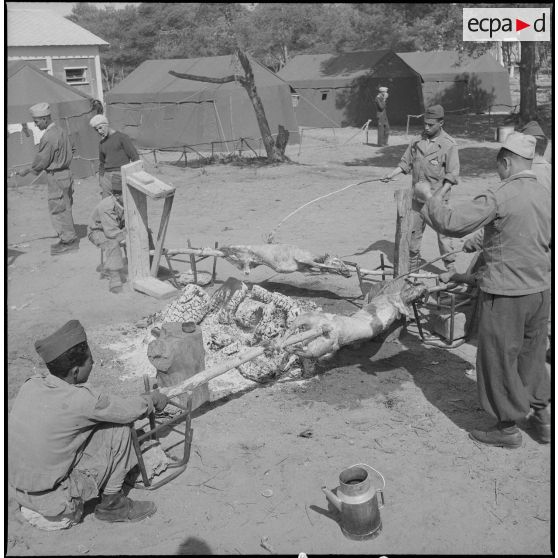 Fêtes de l'Aïd El-Seghir au CIABC (Centre d'instruction de l'arme blindée-cavalerie). [Description en cours]