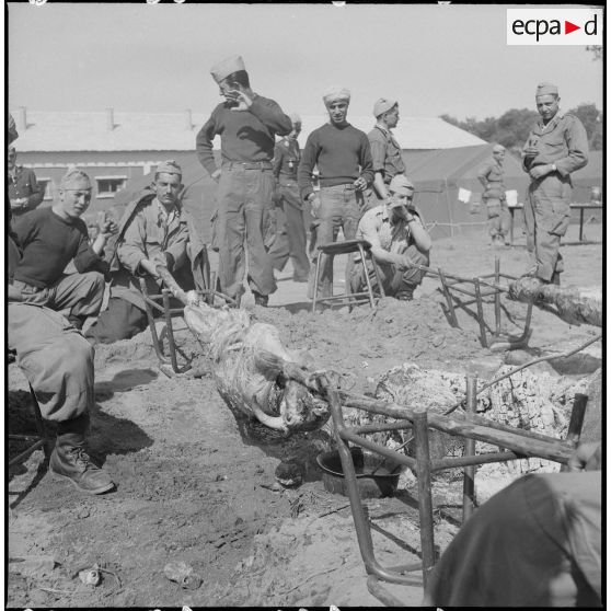 Fêtes de l'Aïd El-Seghir au CIABC (Centre d'instruction de l'arme blindée-cavalerie). [Description en cours]
