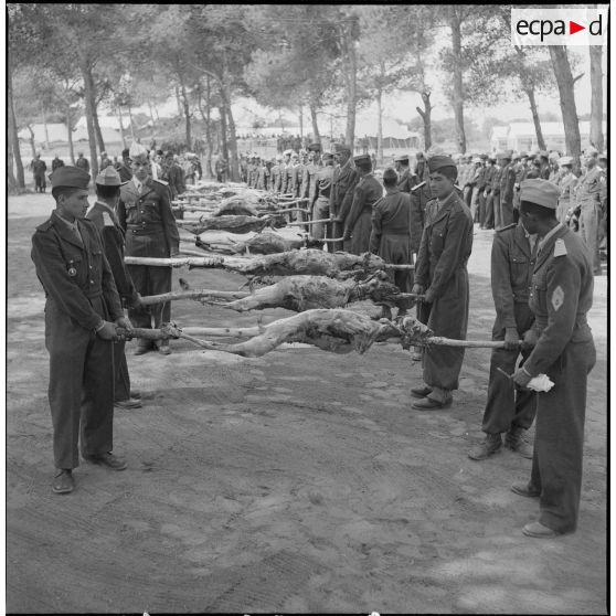 Fêtes de l'Aïd El-Seghir au CIABC (Centre d'instruction de l'arme blindée-cavalerie). [Description en cours]