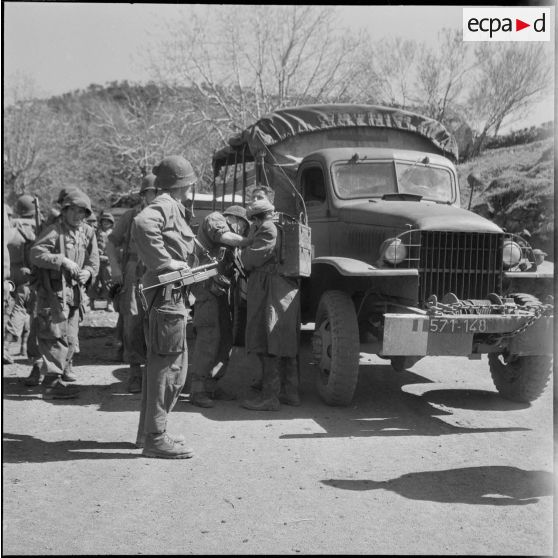 Vie quotidienne militaire. [Description en cours]