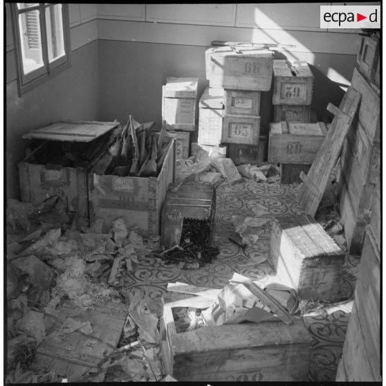 Ouverture de plusieurs caisses d'armes. [Description en cours]