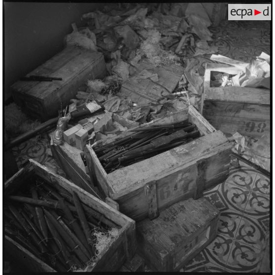 Ouverture de plusieurs caisses d'armes. [Description en cours]