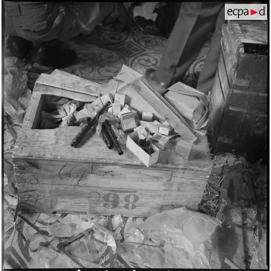 Ouverture de plusieurs caisses d'armes. [Description en cours]