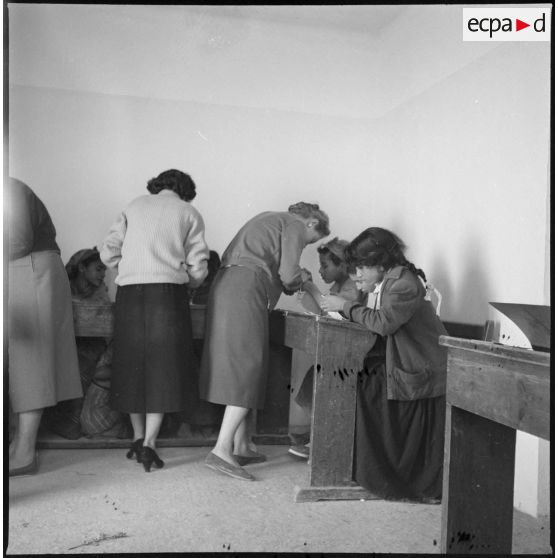 Activités quotidiennes dans un regroupement de population. [Description en cours]