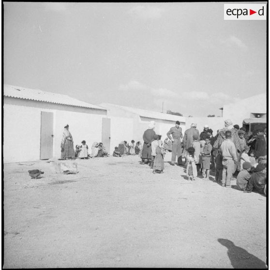 Activités quotidiennes dans un regroupement de population. [Description en cours]