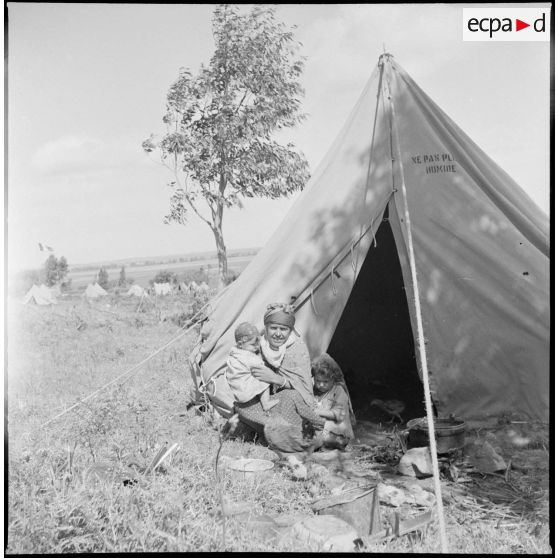 Vie quotidienne dans un camp de regroupement. [Description en cours]