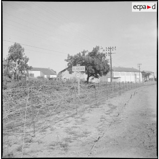 Vie quotidienne dans un camp de regroupement. [Description en cours]