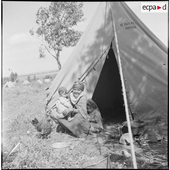 Vie quotidienne dans un camp de regroupement. [Description en cours]
