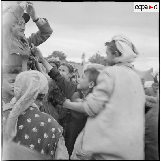 Vie quotidienne dans un camp de regroupement. [Description en cours]