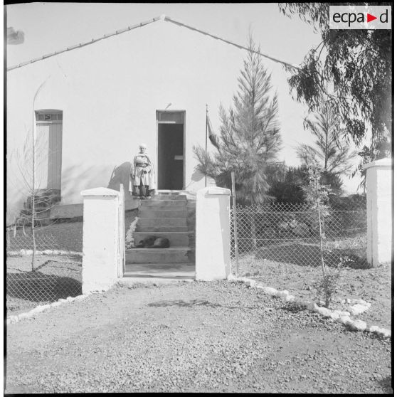 Vie quotidienne dans un camp de regroupement. [Description en cours]