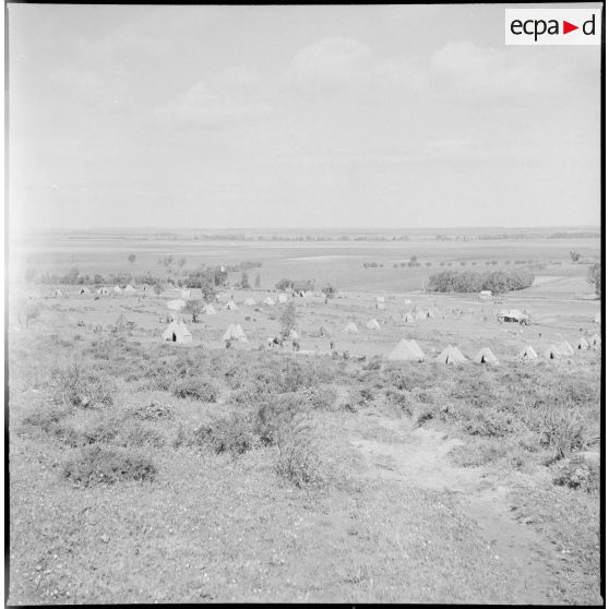 Vie quotidienne dans un camp de regroupement. [Description en cours]