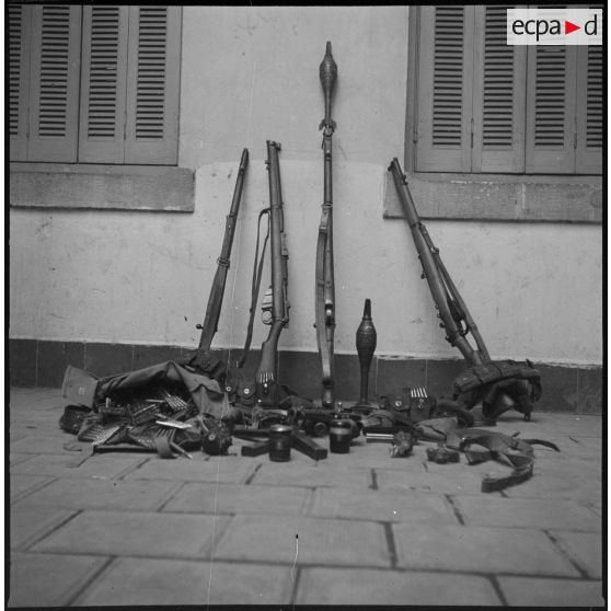 Reddition de six rebelles. [Description en cours]