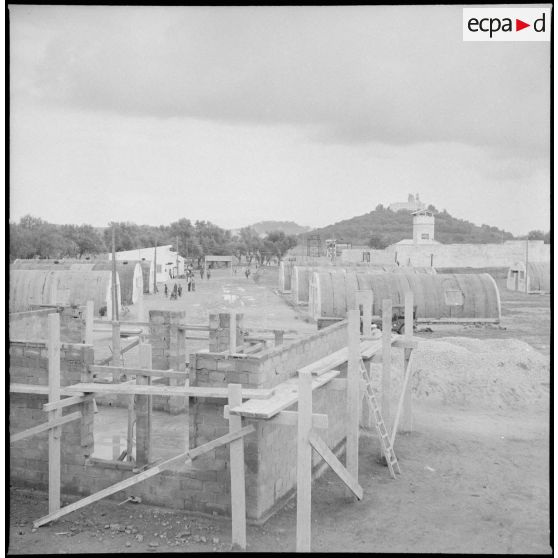 Une cité de regroupement. [Description en cours]