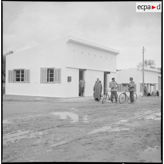 Une cité de regroupement. [Description en cours]