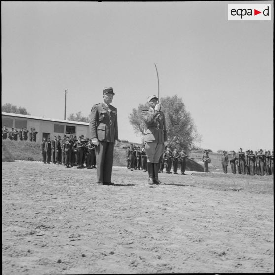 Visite du colonel Giraud au 4e RH (4e régiment de hussards. [Description en cours]