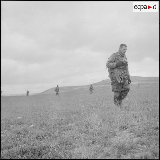 Fouille de caches par le 8e RPC. [Description en cours]