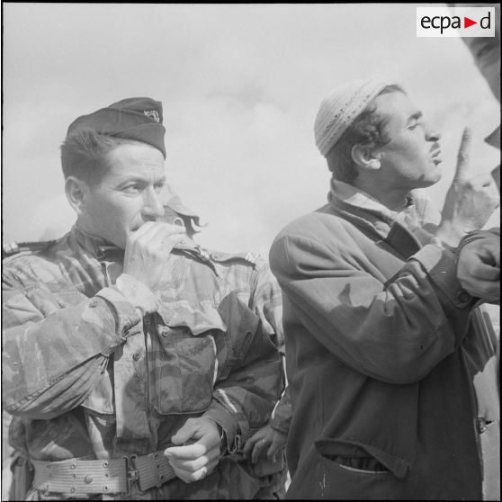Fouille de caches par le 8e RPC. [Description en cours]
