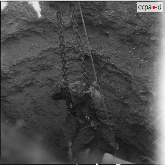 Fouille de caches par le 8e RPC. [Description en cours]