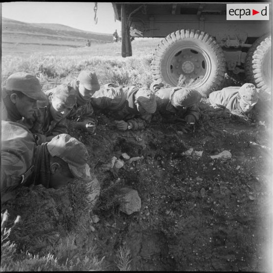 Fouille de caches par le 8e RPC. [Description en cours]