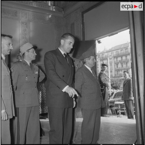 Visite de Jacques Chaban-Delmas, ministre de la Défense, au journal Le Bled à Alger. [Description en cours]