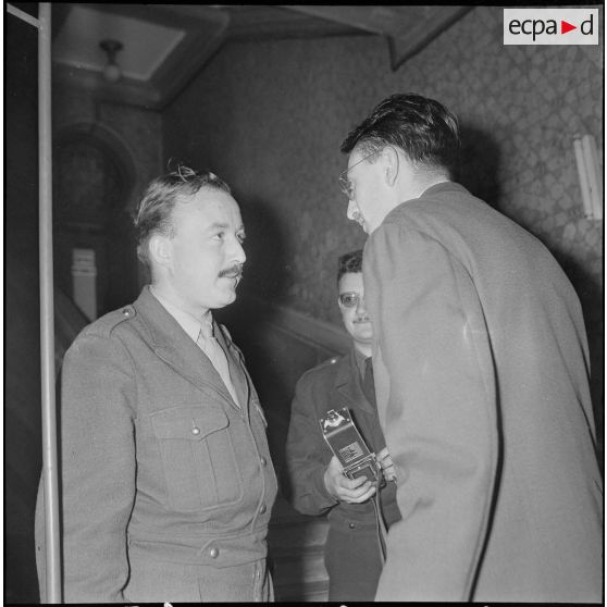 Visite de Jacques Chaban-Delmas, ministre de la Défense, au journal Le Bled à Alger. [Description en cours]