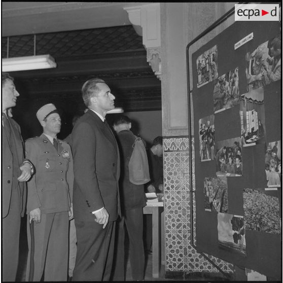 Visite de Jacques Chaban-Delmas, ministre de la Défense, au journal Le Bled à Alger. [Description en cours]