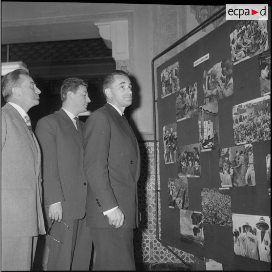 Visite de Jacques Chaban-Delmas, ministre de la Défense, au journal Le Bled à Alger. [Description en cours]